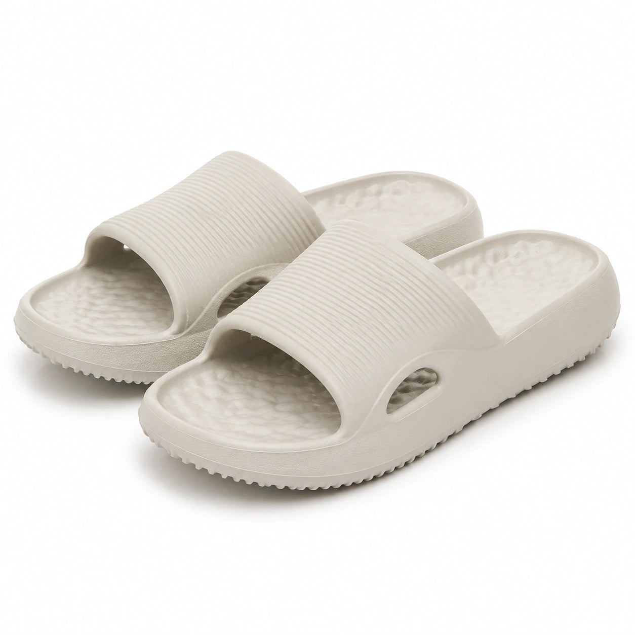 Claquettes 40/41 en matière synthétique beige à semelle texturée pour usage quotidien